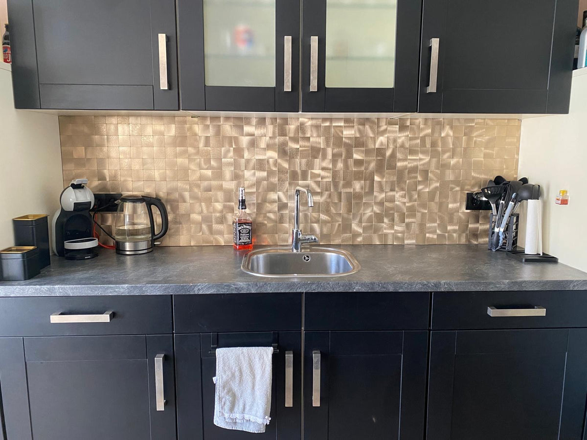 Achterwand in de keuken, Gouden Aluminium Plaktegels van 123plaktegels.nl