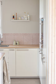 Beige plaktegels zelfklevende tegels als achterwand keuken 