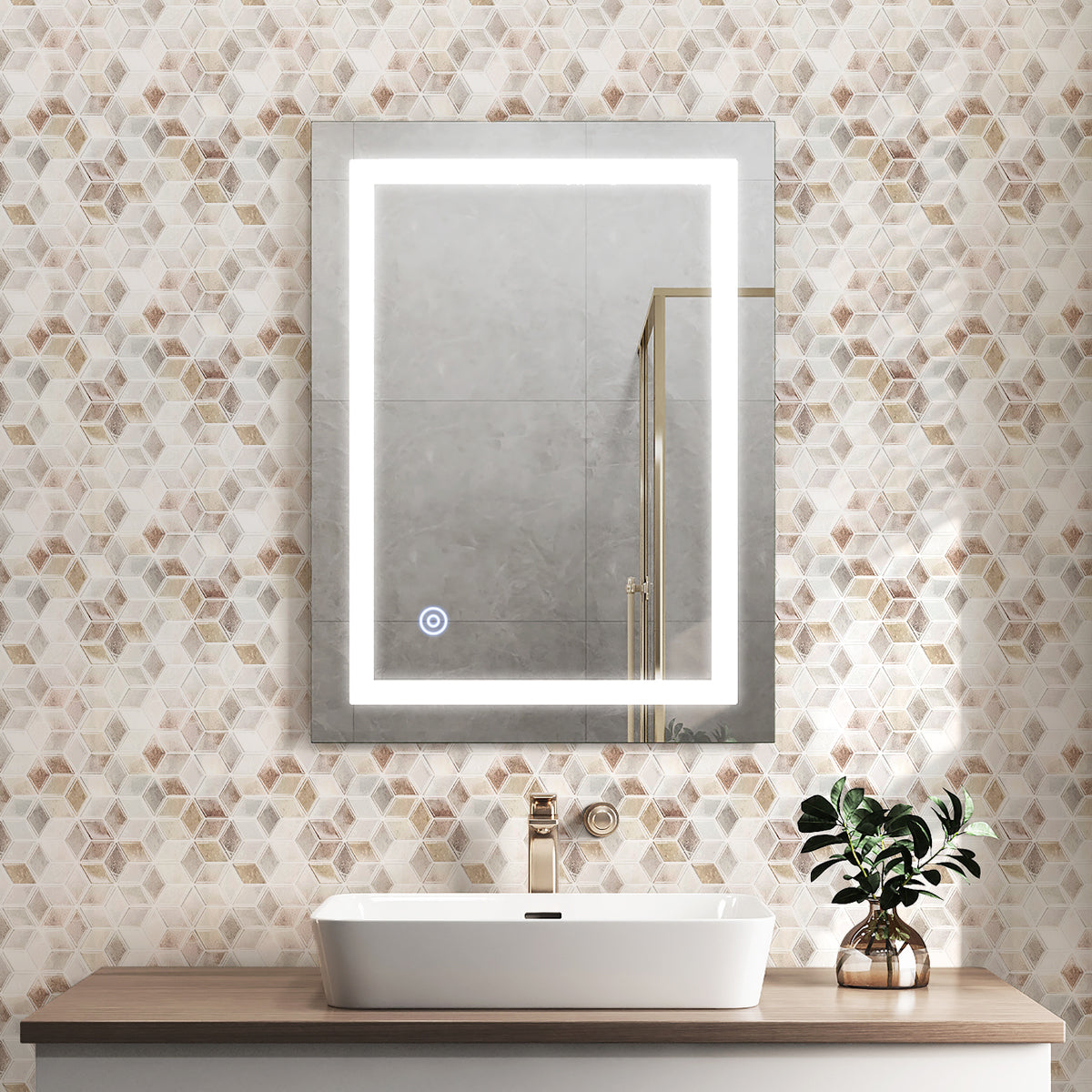 Plaktegels in een badkamer op de wand achter een spiegel