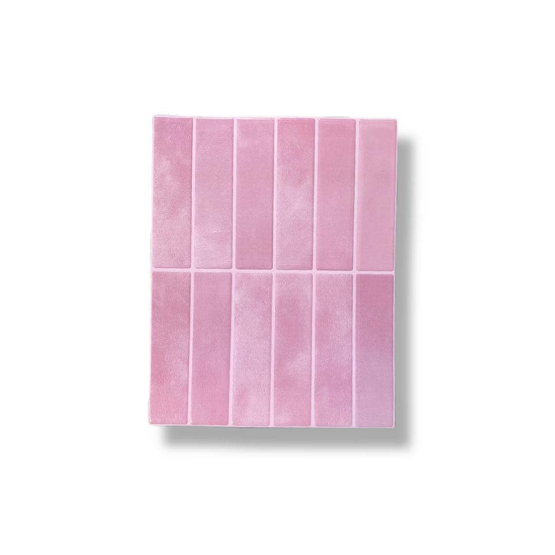 Roze plaktegels zelfklevende tegels op een witte achtergrond 
